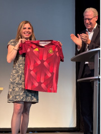 Dr. German Hacker, Bürgermeister von Herzogenaurach, überreichte Claudia Belzer ein Trikot der deutschen Frauenfußball-Nationalmannschaft